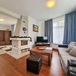 Deja Vu Private Jacuzzi & Sauna, Fireplace, 3 Bedrooms, Near Bansko Villa *