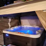 Deja Vu Private Jacuzzi & Sauna, Fireplace, 3 Bedrooms, Near Bansko Villa *