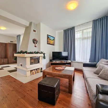 Déjà Vu Cozy Mountain Retreat Villa *