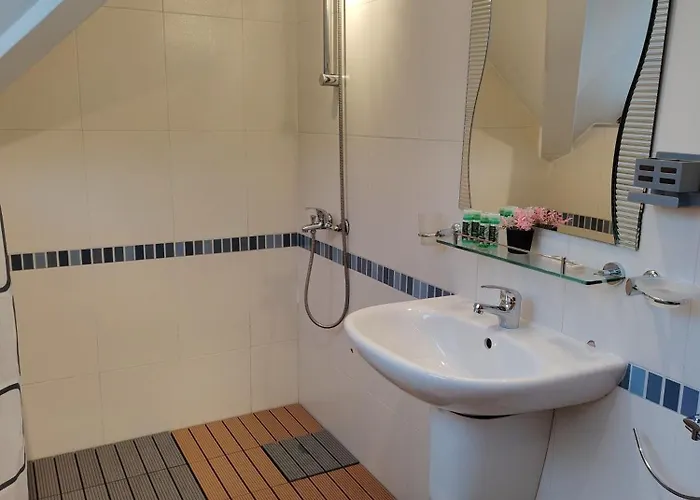 Deja Vu Private Jacuzzi & Sauna, Fireplace, 3 Bedrooms, Near Bansko Villa *